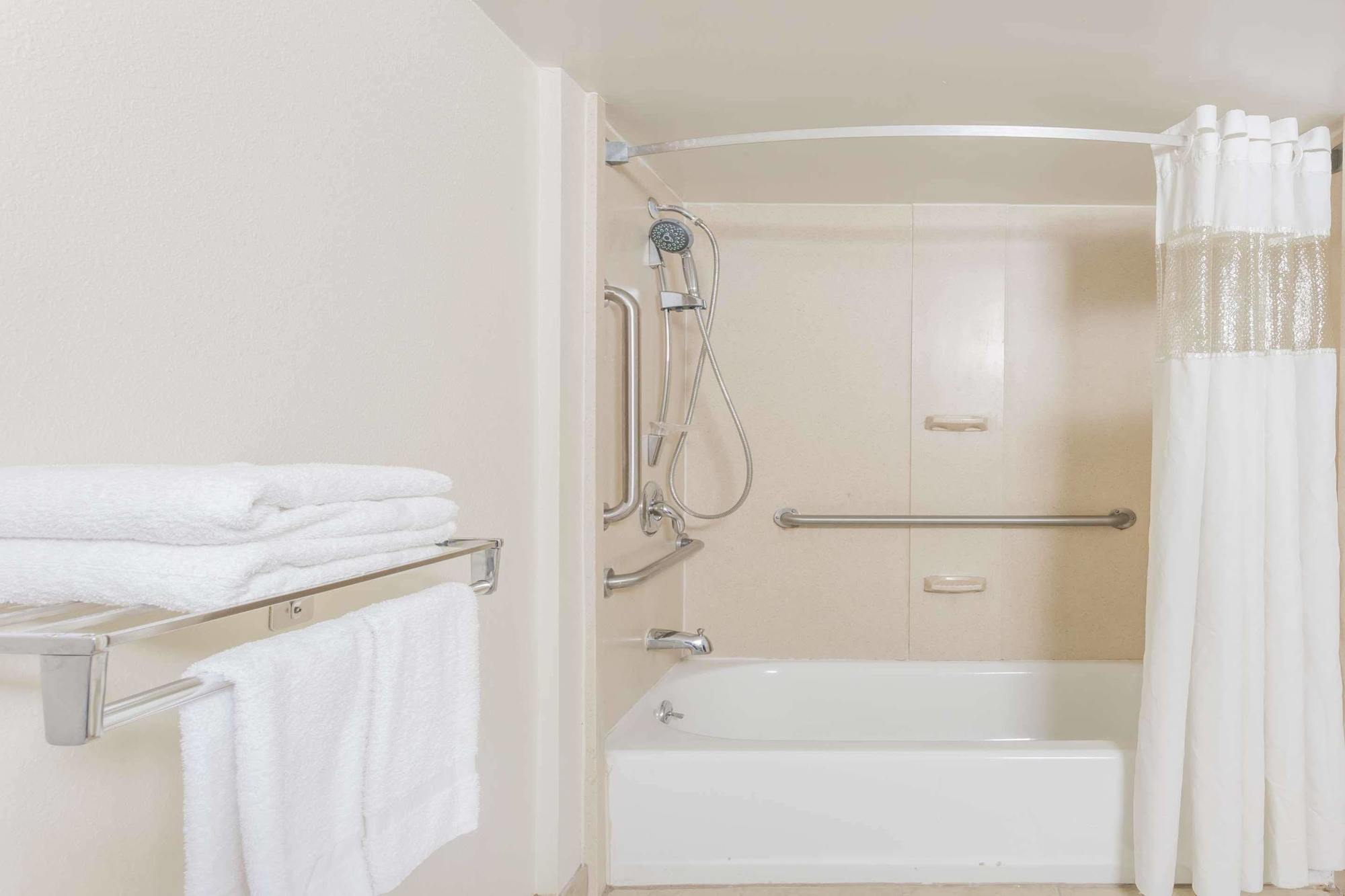 Days Inn By Wyndham Camp Springs Andrews Afb Exterior photo
